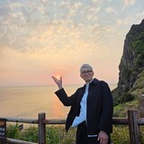 「松重豊×井桁弘恵 いやしのチェジュ ～福岡から1時間 自然と美食満喫！～」より、大海原から昇る朝日を拝む松重豊