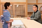 MBSテレビ「おしゃべり小料理ゆみこ」より、左から有働由美子、梅沢富美男