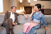 MBSテレビ「おしゃべり小料理ゆみこ」より、左から舘ひろし、有働由美子。番組では舘の代表作「あぶない刑事」の誕生秘話や最新映画「免許返納!?」での役作りに迫っている