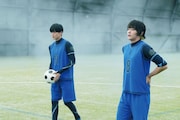 実写映画「ブルーロック」より、左から潔世一（演：高橋文哉）、蜂楽廻（演：櫻井海音）