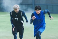 実写映画「ブルーロック」より、左から凪誠士郎（演：K）、潔世一（演：高橋文哉）