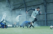 実写映画「ブルーロック」より、試合中の馬狼照英（演：東啓介）