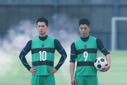 実写映画「ブルーロック」より、鰐間淳壱と鰐間計助（演：三浦獠太）