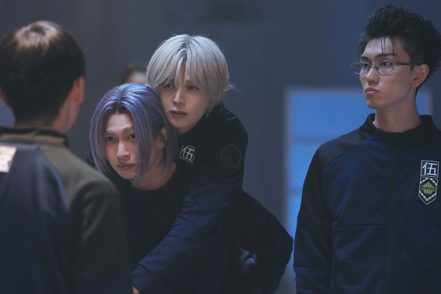実写映画「ブルーロック」より、左から御影玲王（演：綱啓永）、凪誠