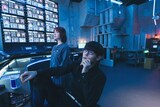 実写映画「ブルーロック」より、青い監獄（ブルーロック）プロジェクトの最高責任者・絵心甚八（演：窪田正孝 / 右）とその右腕・帝襟アンリ（演：畑芽育 / 左）