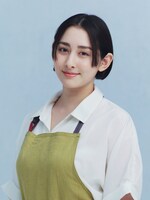 ドラマ「一緒にごはんをたべるだけ」で料理教室の講師・澤田タキを演じる早見あかり