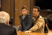 クリストファー・ノーランが手がけたSF映画「インターステラー」場面写真より、マシュー・マコノヒー演じるクーパー（右）