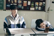 バイ・ジンティン（白敬亭）演じる桑延（左）、ジャン・ルオナン（章若楠）演じる温以凡（右）
