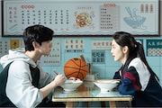左からバイ・ジンティン（白敬亭）演じる桑延、ジャン・ルオナン（章若楠）演じる温以凡