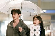 左からバイ・ジンティン（白敬亭）演じる桑延、ジャン・ルオナン（章若楠）演じる温以凡。彼らは偶然が重なり、1つ屋根の下で同居することになる