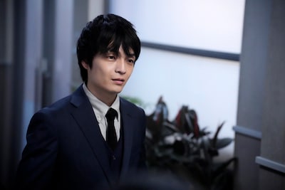 小池栄子主演のフジテレビ系火曜ドラマ「さよならノワール」より、岡山天音演じる西池袋刑事課強行犯係の鴨居卓海。感情に流されないタイプの彼は、誰にも明かせないある過去を持っている