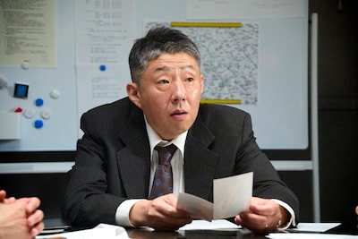 小池栄子主演のフジテレビ系火曜ドラマ「さよならノワール」より、荒川良々演じる刑事課・課長の桑原栄二。夏海が山崎失踪の秘密を握っているのではないかと疑っている