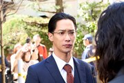 小池栄子主演のフジテレビ系火曜ドラマ「さよならノワール」より、味方良介演じる中谷健人。自身では大した実績を残せていないこともあり、マル暴時代の夏海の活躍に嫉妬しライバル視してきた
