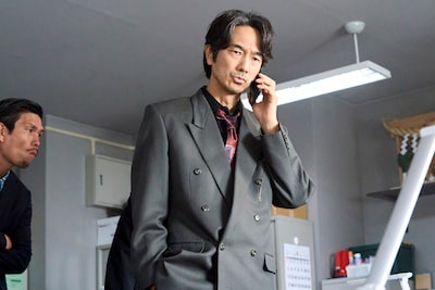 小池栄子主演のフジテレビ系火曜ドラマ「さよならノワール」より、眞島秀和演じる暴力団対策係の係長・河口真二郎。夏海に片思いしている