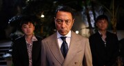 トニー・ジャー主演のアクション映画「ザ・レイジ」新場面写真より、フィリップ・キョン演じる麻薬を横流ししている巨大企業のオーナー