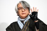 奈緒主演の映画「死ねばいいのに」完成披露上映舞台挨拶に登壇した京極夏彦。「拡散が難しい変なタイトルでごめんなさい」と謝罪し、会場を笑わせた