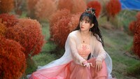 花の妖怪から人間に転生するヒロイン・紅凝。演じたのは中国ドラマ「太陽と月の秘密～離人心上～」のフー・イーシュエン（胡意旋）