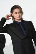 公開初日への思いが込められているという刈り上げを見せる小島健