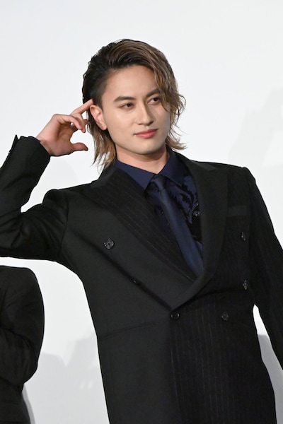 公開初日への思いが込められているという刈り上げを見せる小島健