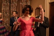 映画「隣人たち」より、アン・ハサウェイ演じるセリーヌ