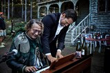 映画「さよなら、僕の英雄」メイキング写真より、マッツ・ミケルセン（左）とニコライ・リー・コス（右）