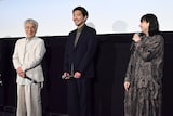 左からイッセー尾形、柄本佑、香椎由宇