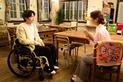 ドラマ「10回切って倒れない木はない」のHuluオリジナルストーリー第10.5話「思い出せない記念日」より、志尊淳演じるキム・ミンソク（左）、仁村紗和演じる桃子（右）