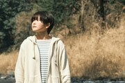 日本映画専門チャンネルオリジナルドラマ「がんばって、がんばらない」場面写真。仕事が原因で心を壊したあと、共同生活の中で穏やかに暮らす谷口日奈（演：平井美葉）