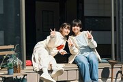 メイキング番組「『がんばって、がんばらない』撮影日誌」より、左から森高愛、平井美葉