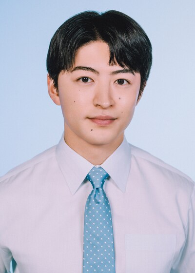 仕事が忙しく妻の誘いに応じられない夫・弘樹を演じる佐野玲於