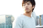 福本莉子主演のNHK BSプレミアムドラマ「勿忘草の咲く町で ～安曇野診療記～」で老衰で寝たきりの祖父を病院に預ける孫・田々井昭を演じる三浦貴大