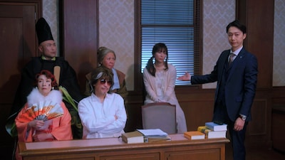 伊藤万理華主演のNHK法廷ドラマ「擬人化ドラマ 被告人エモい」場面写真。劇中では擬人化された言葉たちが「美しい日本語」「言葉の正しさ」などをめぐって法廷で火花を散らす