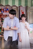 6月18日より、日本初放送される中国青春ドラマ「向日葵を追いかける太陽」ビジュアル。左からジョウ・イーラン（周翊然）演じる張陸譲、チャン・ミャオイー（張淼怡）演じる蘇在在