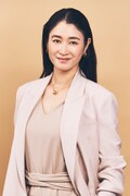 ドラマ「リーガルビート -逆転の法廷-」で法律事務所の所長・雪村明日実を演じる小雪