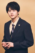 ドラマ「リーガルビート -逆転の法廷-」で主人公の新米弁護士・泰地空を演じる鈴鹿央士