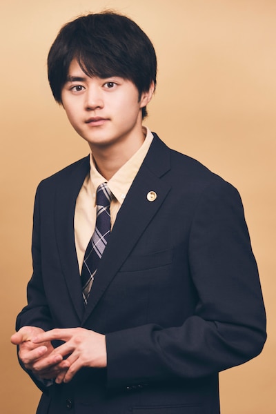 ドラマ「リーガルビート -逆転の法廷-」で主人公の新米弁護士・泰地空を演じる鈴鹿央士