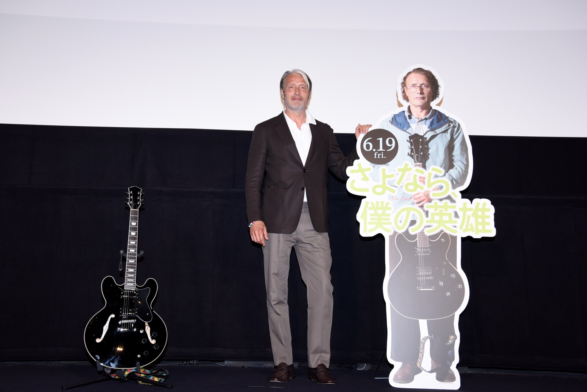 マッツミケルセン　等身大パネル　受注生産　グリンデルバルド マンフレルの等身大パネルと並ぶマッツ・ミケルセン（中央） [画像
