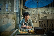 韓国映画「顔 -かお-」場面写真。パク・ジョンミンは主人公に加え、盲目の篆刻家（てんこくか）である父の若き日も演じた