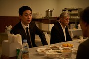韓国映画「顔 -かお-」場面写真。主人公ドンファンを演じたパク・ジョンミン（左）