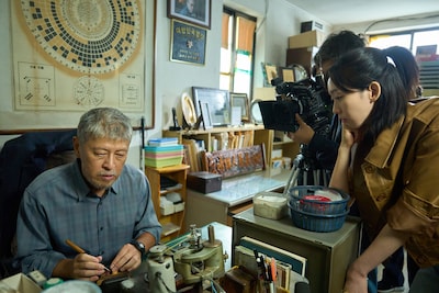 韓国映画「顔 -かお-」場面写真。ドキュメンタリー番組の取材を受ける盲目の篆刻家（てんこくか）イム・ヨンギュ（演：クォン・ヘヒョ）