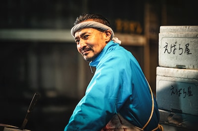 山口祥行演じる鮮魚店の店長・江原洋二