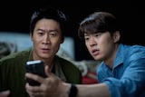 映画「チーム・ハズバンド」場面写真。左からチン・ソンギュ演じるチュンシク、コンミョン演じるミンソク