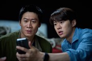 映画「チーム・ハズバンド」場面写真。左からチン・ソンギュ演じるチュンシク、コンミョン演じるミンソク