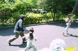 「映画とわたしの5日間」より、子供たちの映画に“人狼役”で出演もした仲野太賀（左奥）