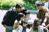 「映画とわたしの5日間」より、撮影後にモニタで映像をチェックする子供たちと仲野太賀