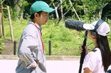 「映画とわたしの5日間」より、撮影の合間にも子供たちと丁寧にコミュニケーションを取る仲野太賀（左）