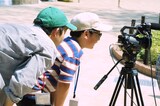 「映画とわたしの5日間」より、子供たちとカメラモニタを見つめる仲野太賀（左）
