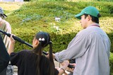 「映画とわたしの5日間」より、子供たちのサポートをする仲野太賀（右）