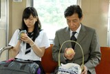 ドラマ「パパとムスメの7日間」より、新垣結衣演じる高校生・小梅、舘ひろし演じるサラリーマンの恭一郎