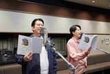 「パウ・パトロール ザ・ダイノ・ムービー」日本語吹替版に出演するレインボー。左からアリステア役のジャンボたかお、ダスティン役の池田直人